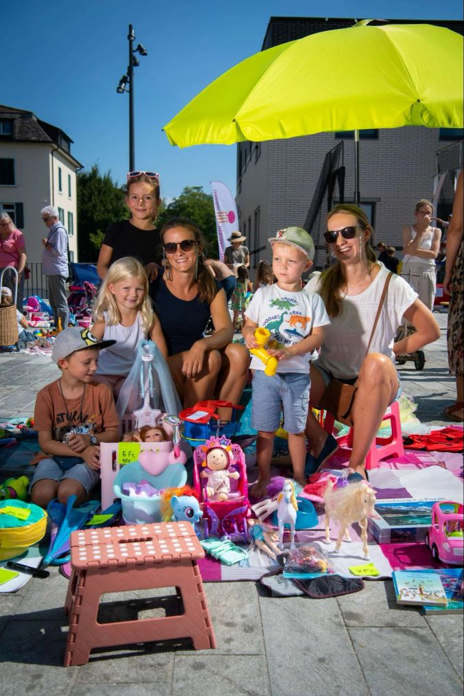 Fabienne und Nicole aus Meilen mit ihren Kindern am Flohmärt.