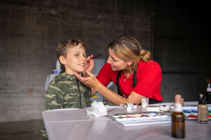 Feuerwehrfrau Sabrina aus Jona schminkt den Kindern täuschend echte Verletzungen.