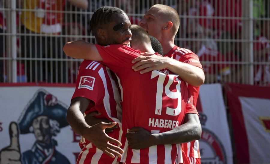 Die Spieler von Union Berlin jubeln mit Jordan Siebatcheu (l.).