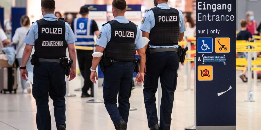 Beamte der Bundespolizei an den Sicherheitskontrollen des Flughafens Köln/Bonn.