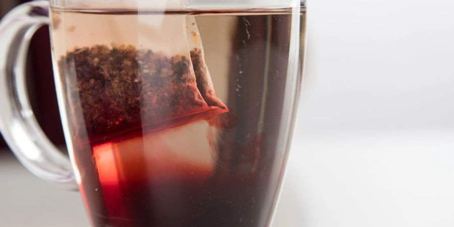 Gerade im Sommer ist Cold Brew Tee erfrischend. Doch nicht alle Sorten sollten kalt aufgebrüht werden. Manchmal ist abkühlen lassen und dann trinken besser.