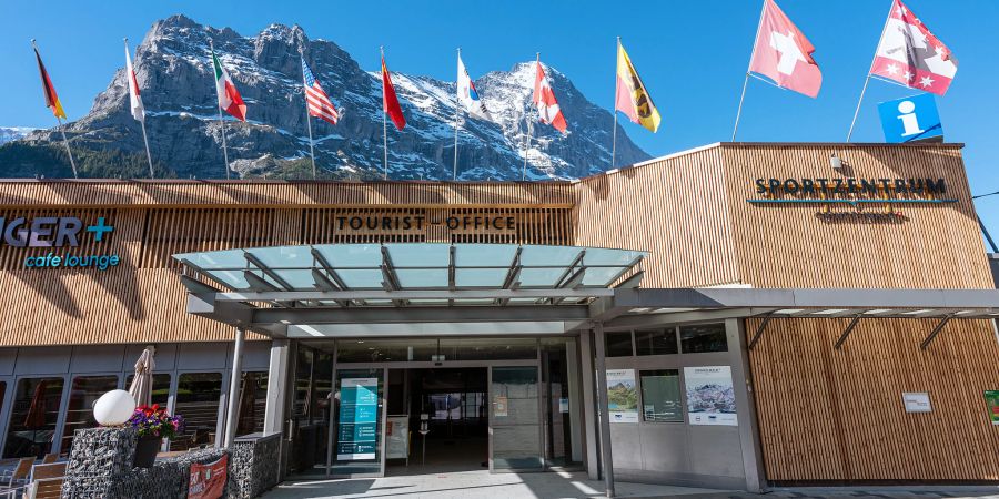 Das Sportzentrum und Tourist Office in Grindelwald.