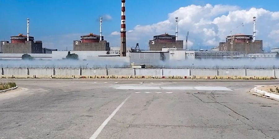 HANDOUT - Dieses vom Pressedienst des russischen Verteidigungsministeriums am 07.08.2022 veröffentlichte Foto zeigt eine Gesamtansicht des Kernkraftwerks Saporischschja in einem Gebiet unter russischer Militärkontrolle im Südosten der Ukraine. Das von russischen Truppen besetzte ukrainische Atomkraftwerk Saporischschja ist trotz des Beschusses vor wenigen Tagen weiter in Betrieb. Foto: Uncredited/Russian Defense Ministry Press Service/AP/dpa - ACHTUNG: Nur zur redaktionellen Verwendung im Zusammenhang mit der aktuellen Berichterstattung und nur mit vollständiger Nennung des vorstehenden Credits