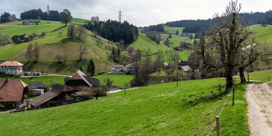 Blick auf Landiswil. In der Bildmitte die Gemeindeverwaltung und das Schulhaus.