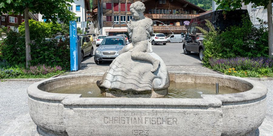 Der Fischerbrunnen in Brienz (BE).