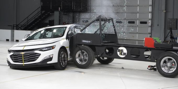 Das Verfahren für den Seitenaufprall wurde im neuen IIHS-Crashtest verschräft – mit fatalen Folgen IIHS-Crashtest Seitenaufprall