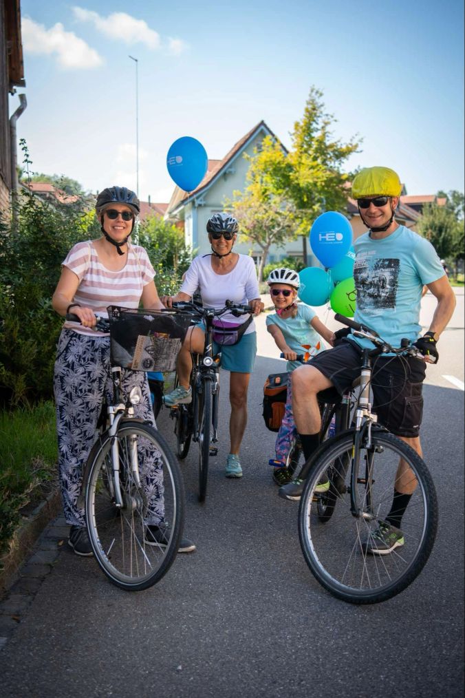 Viele Teilnehmer haben ihre Fahrräder mit Ballonen geschmückt.