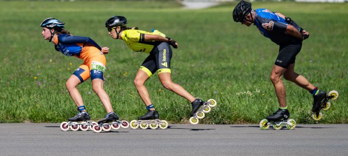 Menschen fahren Inlineskates