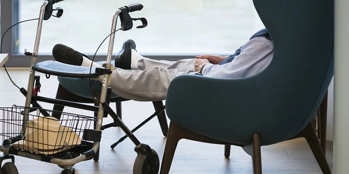Die Situation in den Schweizer Pflegeheimen hat sich in den letzten Jahren massiv verbessert. Zu diesem Schluss kommt ein Experte, der sich seit Jahren mit der Pflege beschäftigt. (Archivbild) Die Situation in den Schweizer Pflegeheimen hat sich in den letzten Jahren massiv verbessert. Zu diesem Schluss kommt ein Experte, der sich seit Jahren mit der Pflege beschäftigt. (Archivbild)