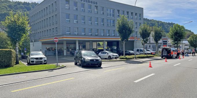 Leichtmotorrad-Fahrer verletzt sich bei Kollision mit Auto - Unfallstelle Leichtmotorrad-Fahrer verletzt sich bei Kollision mit Auto