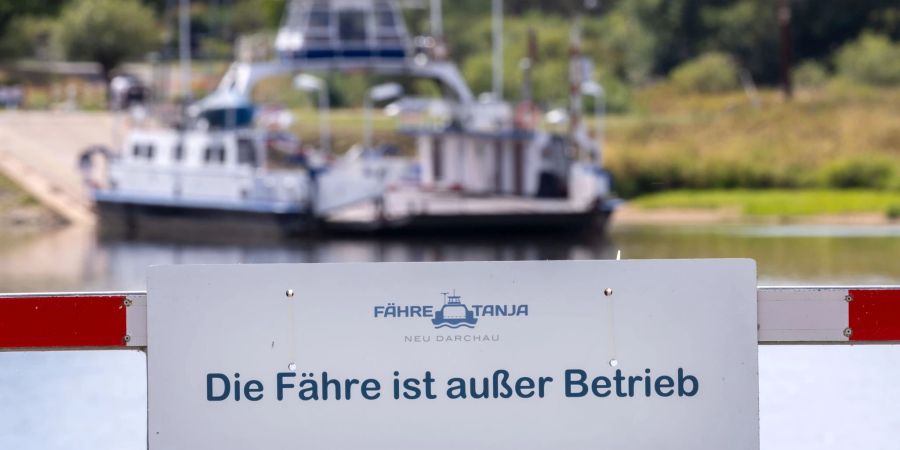 Das Fährschiff „Tanja“ musste wegen Niedrigwassers in der Elbe den Fährbetrieb zwischen Darchau und neu Darchau in Niedersachsen einstellen.