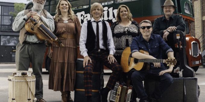Die «Kelly Family» geht in einer neuen RTLzwei-Doku mit ihrem berühmten Bus auf Reisen. Die «Kelly Family» geht in einer neuen RTLzwei-Doku mit ihrem berühmten Bus auf Reisen.