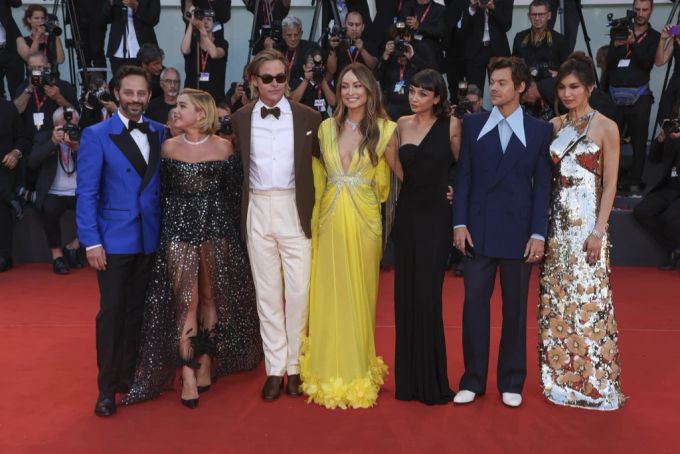 Der gesamte Cast von «Don't Worry, Darling» bei der Filmpremiere in Venedig (von rechts): Gemma Chan, Harry Styles, Sydney Chandler, Regisseurin Olivia Wilde, Chris Pine, Florence Pugh und Nick Kroll. olivia wilde harry styles