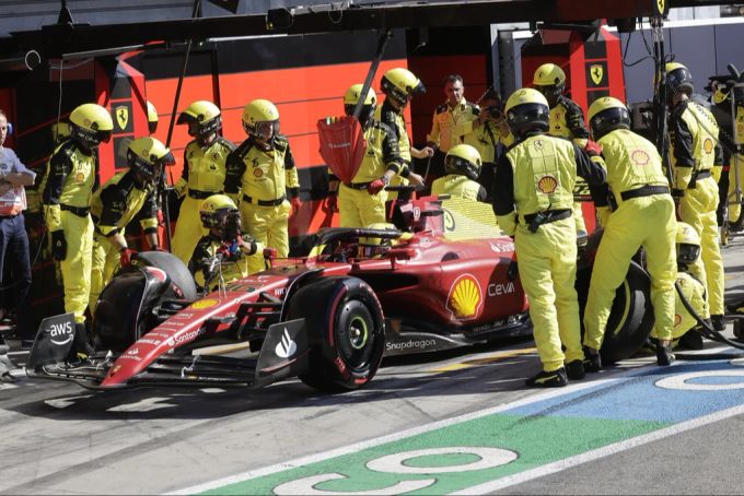 Charles Leclerc (Ferrari) absolviert einen Boxenstopp beim Italien-GP der Formel 1. Charles Leclerc Ferrari Monza