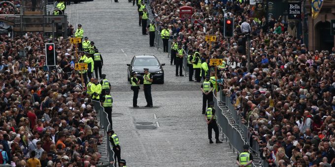 Am Sonntag, 11. September, kamen Tausende, um den Sarg von Queen Elizabeth in Edinburgh (Schottland) zu sehen. queen elizabeth