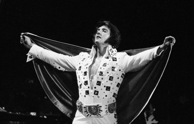 Elvis Presley auf der Bühne. Elvis Presley
