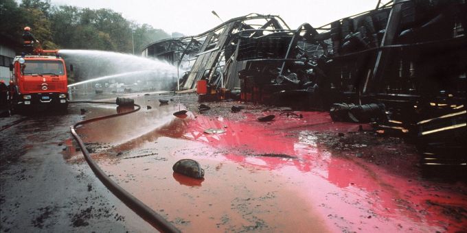 Mit einem Wasserwerfer löscht die Feuerwehr einen Brand in einem Chemiewerk des Schweizer Chemieunternehmens Sandoz, der am Tag zuvor ausgebrochen war. Das rote giftige Löschwasser gelangte in den Rhein. Mit einem Wasserwerfer löscht die Feuerwehr einen Brand in einem Chemiewerk des Schweizer Chemieunternehmens Sandoz, der am Tag zuvor ausgebrochen war. Das rote giftige Löschwasser gelangte in den Rhein.