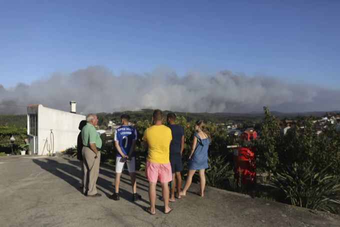 Personen betrachten die Rauchsäule des Feuers in Serra da Estrela. Feuer