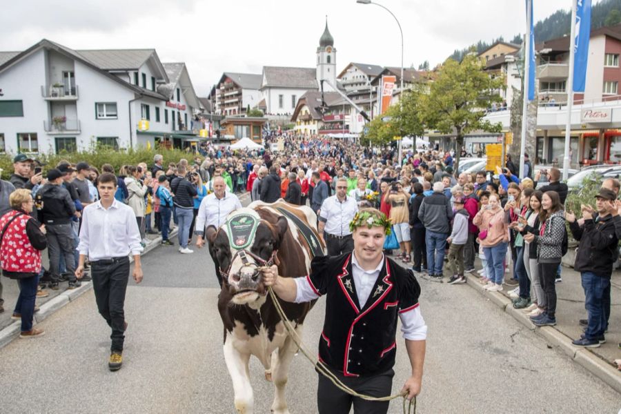 Joel Wicki zeigt seinen Sieger-Muni Magnus der Menschen-Menge in Sörenberg LU.