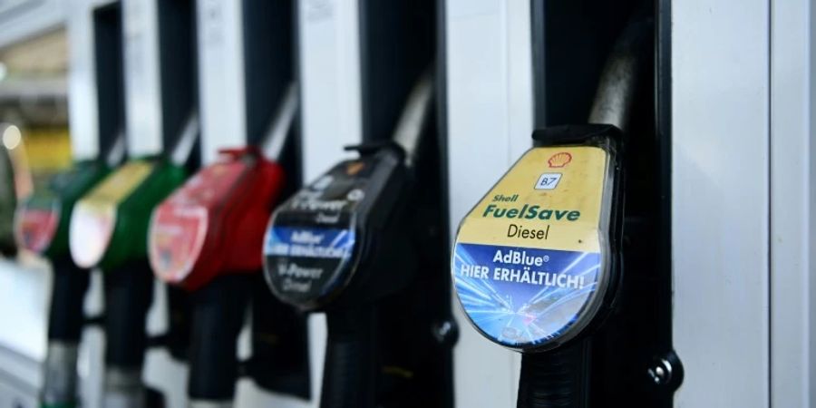 Zapfsäulen an einer Tankstelle