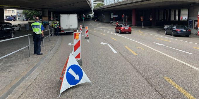 Verkehrskontrolle auf der Schwarzwaldbrücke.