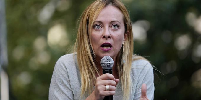 Giorgia Meloni, Parteichefin der rechten Partei «Fratelli d'Italia», spricht während einer Wahlveranstaltung ihrer Partei. Foto: Domenico Stinellis/AP/dpa eu
