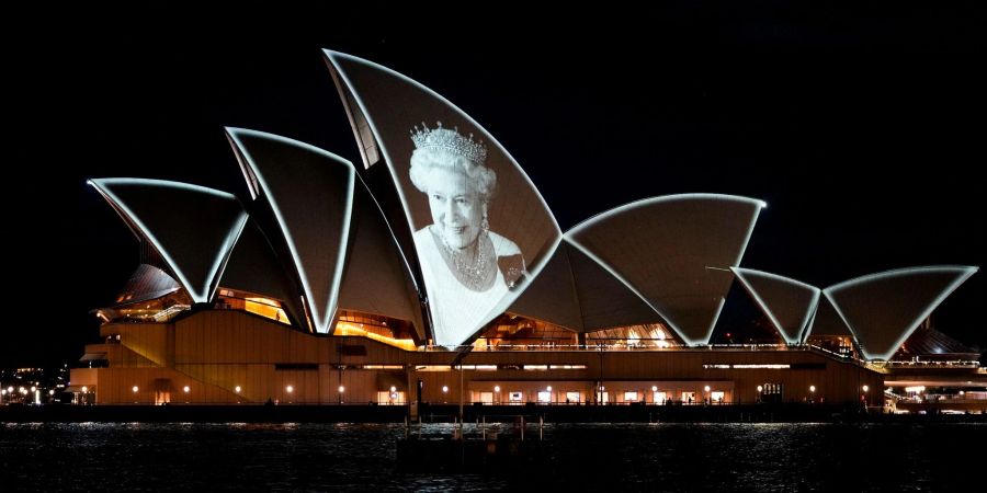 Das Opernhaus von Sydney ist mit einem Porträt von Königin Elizabeth II. illuminiert.