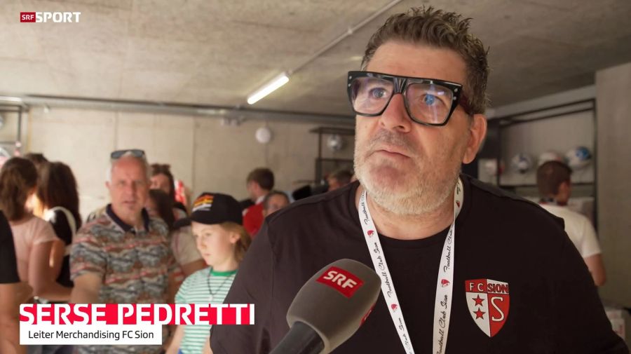 Serse Pedretti, Leiter Merchandising beim FC Sion, zeigt sich mit dem Trikotverkauf zufrieden.