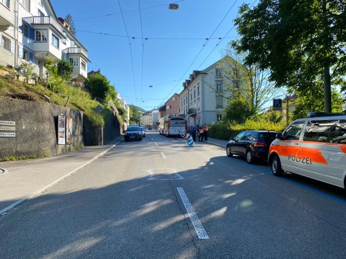 Zeugenaufruf - Nach Kollision weitergefahren - Unfallstelle Zeugenaufruf - Nach Kollision weitergefahren - Unfallstelle