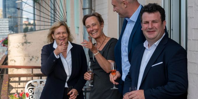 Ein Foto, das für Empörung sorgte: Nancy Faeser (l) und Hubertus Heil (r) stehen auf einem Balkon der Residenz der deutschen Botschafterin in der Ukraine und trinken Sekt. Deutschland Ukraine