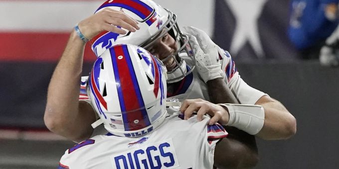Josh Allen (hinten) jubelt nach einem Touchdown mit Stefon Diggs. NFL