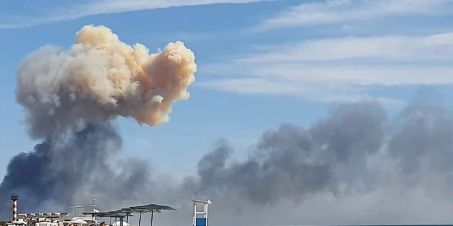 dpatopbilder - Am Strand von Saky steigt Rauch nach einer Explosion auf. Foto: Uncredited/Anonymous/AP/dpa