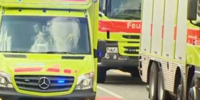 Carport und zwei Autos in Brand geraten.