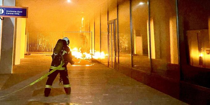 Unterführung des neuen Bahnhofs in Brand geraten. Verletzt wurde niemand.
