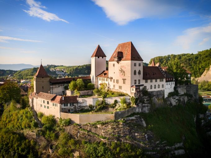 Dominantes Wahrzeichen von Burgdorf: das trotzige Schloss auf dem Sandsteinfelsen hoch über der Emme. Schloss Burgdorf