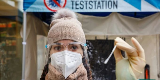 Maske beim Coronatest corona inzidenz