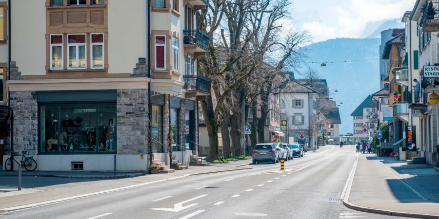 Die Bahnhofstrasse in Ingenbohl.