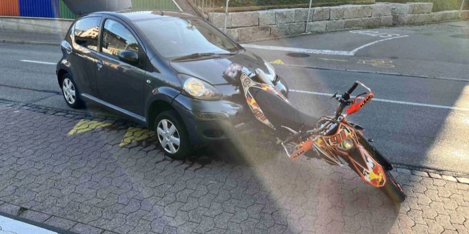 Beim Aufprall wurde der Motorradfahrer leicht verletzt. motorradfahrer