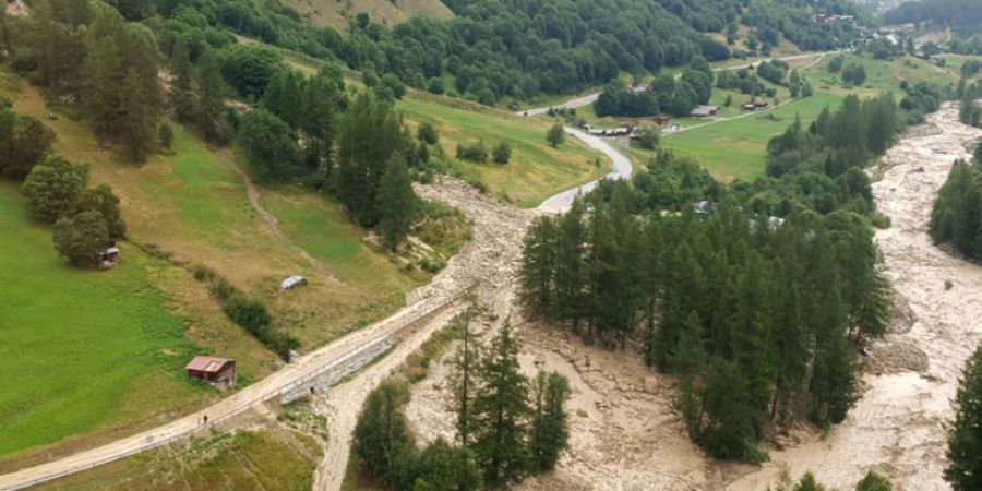 Ein Erdrutsch hatte nach den heftigen Regenfällen von Donnerstagabend die Kantonsstrasse zwischen Wiler und Blatten im Lötschental VS verschüttet. Seit Samstagmittag ist die Strasse wieder passierbar. (Archivbild)