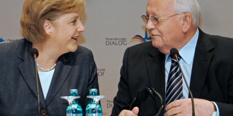 Die damalige Bundeskanzlerin Angela Merkel (CDU) und der ehemalige russische Präsident Michail Gorbatschow bei den deutsch-russischen Regierungskonsultationen im Oktober 2007.