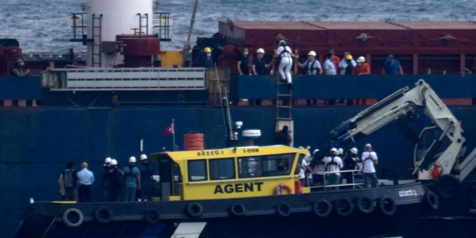 Vertreter der Ukraine, Russland, der Türkei und der Vereinten Nationen treffen zur Inspektion am Frachtschiff Razoni ein. Khalil Hamra/AP/dpa getreide ukraine-krieg