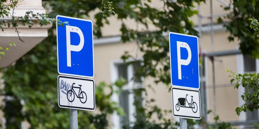 Schilder für einen Parkplatz für Lastenräder und Fahrräder im Graefekiez im Berliner Stadtteil Kreuzberg.
