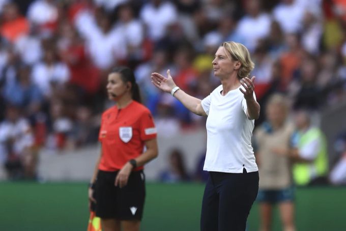 Martina Voss-Tecklenburg ärgert sich über den nicht gegebenen Penalty. Martina Voss-Tecklenburg