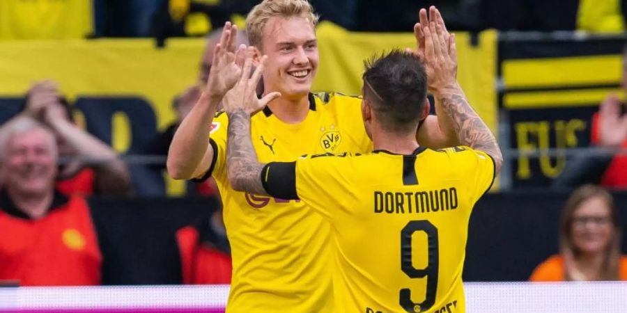 Die BVB-Profis Julian Brandt (l) und Paco Alcacer wollen auch gegen Bayer Leverkusen jubeln. Foto: Guido Kirchner