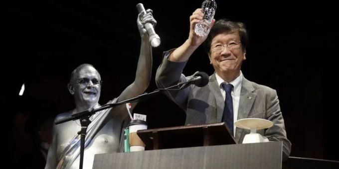 Shigeru Watanabe aus Japan erhält den Ig-Nobelpreis in Chemie für die Schätzung des gesamten Speichelvolumens, welches ein durchschnittlicher Fünfjähriger pro Tag produziert. Foto: Elise Amendola/AP Shigeru Watanabe aus Japan erhält den Ig-Nobelpreis in Chemie für die Schätzung des gesamten Speichelvolumens, welches ein durchschnittlicher Fünfjähriger pro Tag produziert. Foto: Elise Amendola/AP