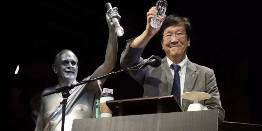 Shigeru Watanabe aus Japan erhält den Ig-Nobelpreis in Chemie für die Schätzung des gesamten Speichelvolumens, welches ein durchschnittlicher Fünfjähriger pro Tag produziert. Foto: Elise Amendola/AP