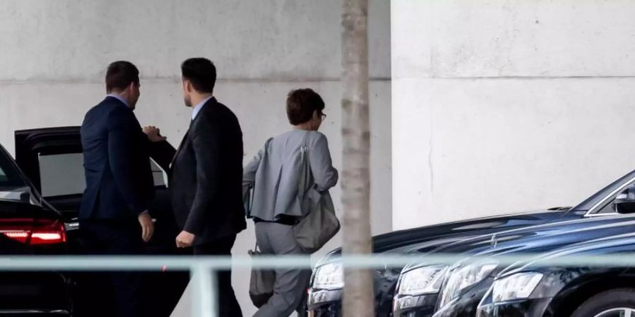 Auf dem Weg Arbeitstreffen von Union und SPD zum Klimaschutz: CDU-Cefin Annegret Kramp-Karrenbauer. Foto: Christoph Soeder
