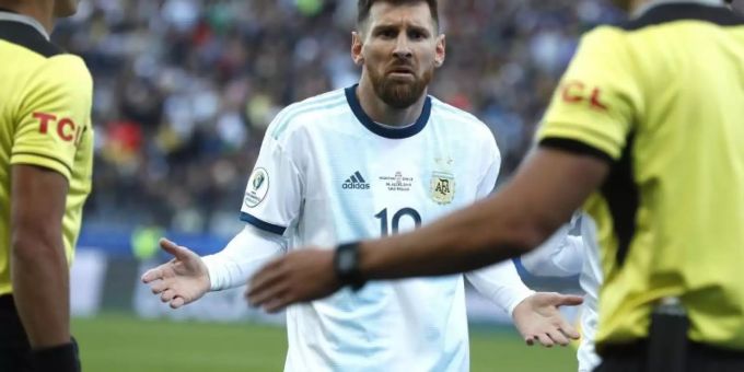 Lionel Messi (M.) fühlt sich ungerecht behandelt. Foto: Victor R. Caivano/AP Lionel Messi (M.) fühlt sich ungerecht behandelt. Foto: Victor R. Caivano/AP