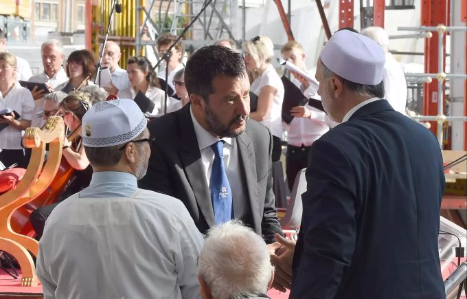 Matteo Salvini, Innenminister von Italien, spricht mit Teilnehmern einer Gedenkveranstaltung zum ersten Jahrestag nach Einsturz der Morandi-Brücke in Genua. Genua Brückeneinsturz