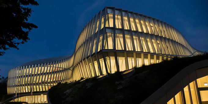 Inspiriert von Sportlerinnen und Sportlern in Bewegung: der neue Hauptsitz des Olympischen Komitees in Lausanne. IOC Hauptsitz Lausanne